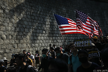 Demonstranten trugen die US-Flagge und sangen die Hymne der USA