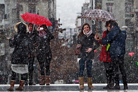 Griechische Schüler freuen sich über den Schnee