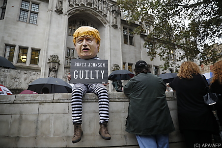 Ein Demonstrant vor dem britischen Gericht