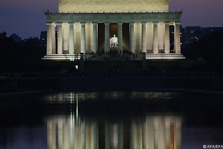 Der Reflecting Pool liegt vor dem Lincoln Memorial