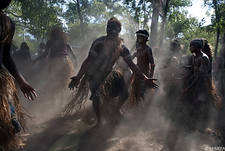 Aborigines in Queensland zeigen, wie sie leben